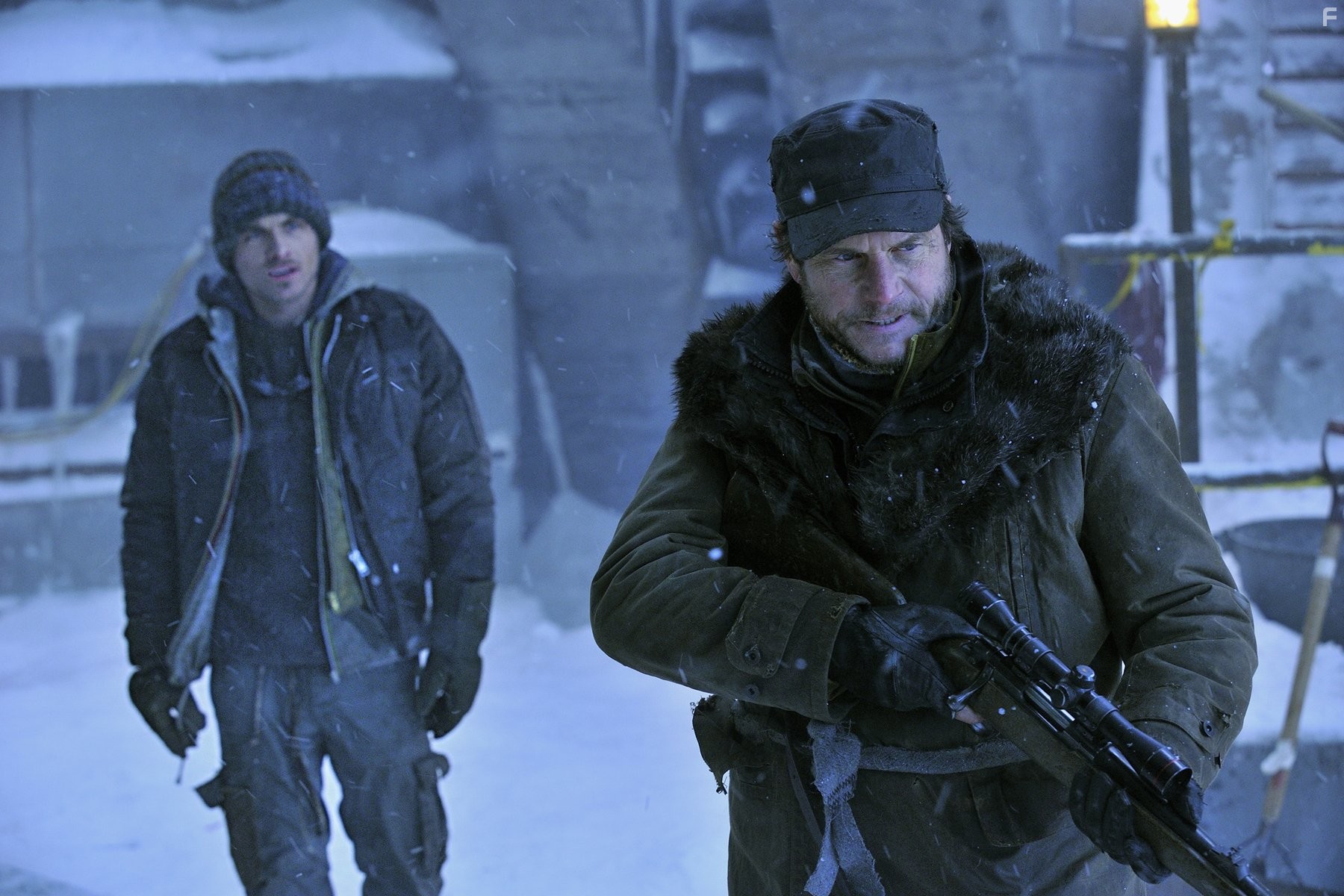 Bill Paxton and Kevin Zegers in Колония (2013)