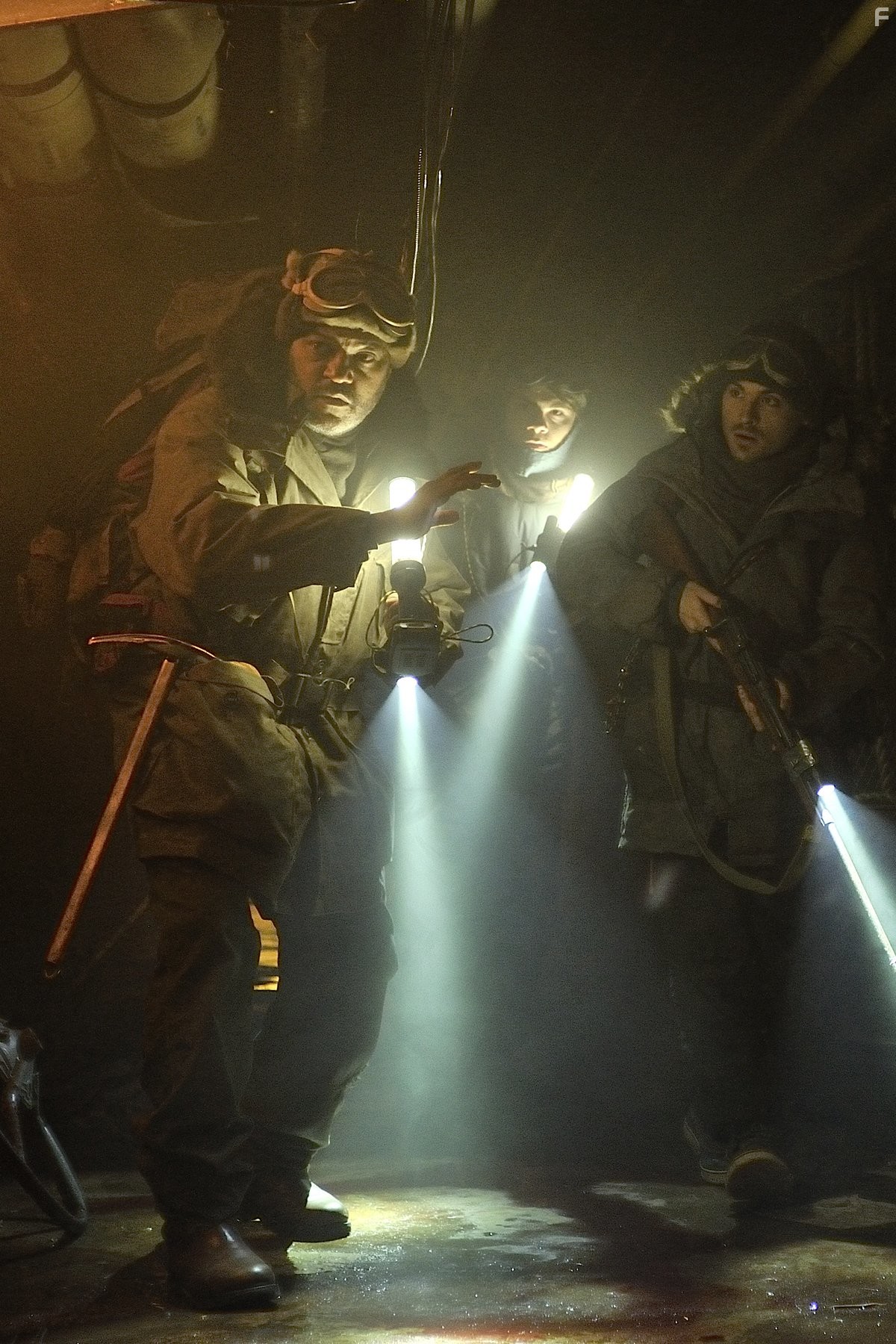 Laurence Fishburne and Kevin Zegers in Колония (2013)