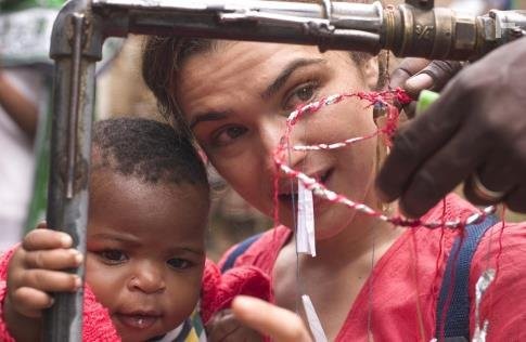 Rachel Weisz stars in Fernando Meirelles' THE CONSTANT GARDENER, a Focus Features release.