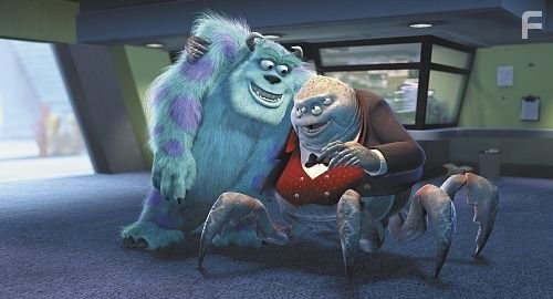 James Coburn and John Goodman in Корпорация монстров (2001)