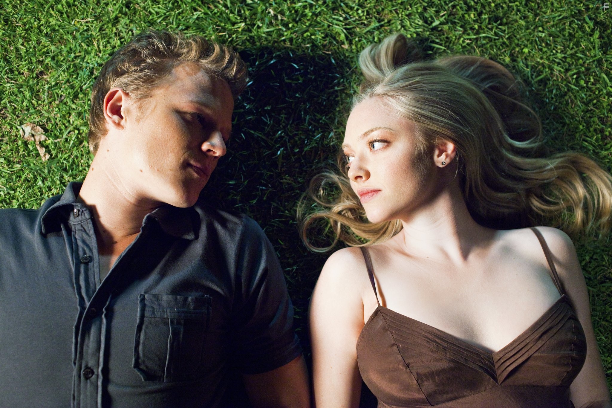 Christopher Egan and Amanda Seyfried in Письма к Джульетте (2010)