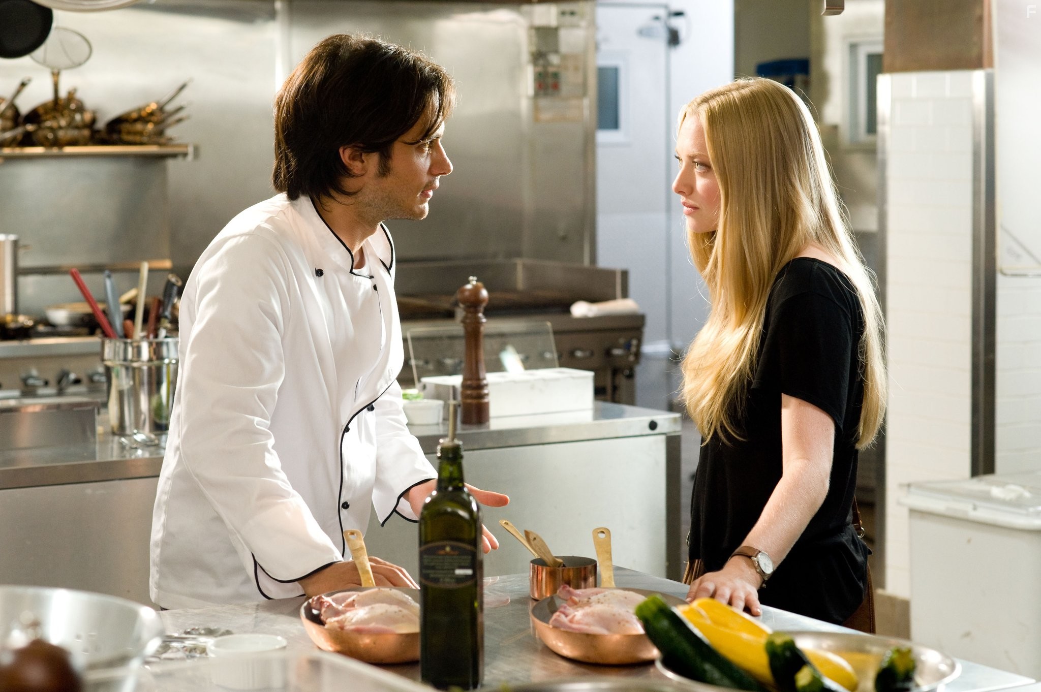 Gael Garc?a Bernal and Amanda Seyfried in Письма к Джульетте (2010)