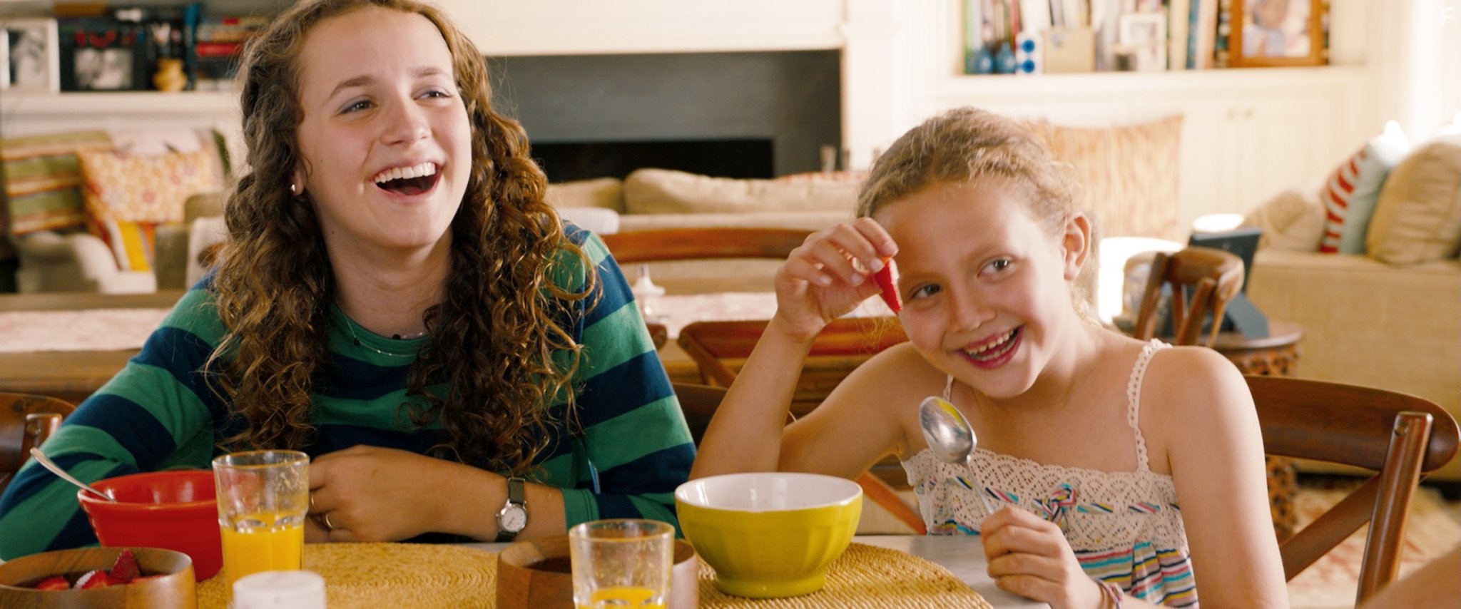 Maude Apatow and Iris Apatow in Любовь по-взрослому (2012)