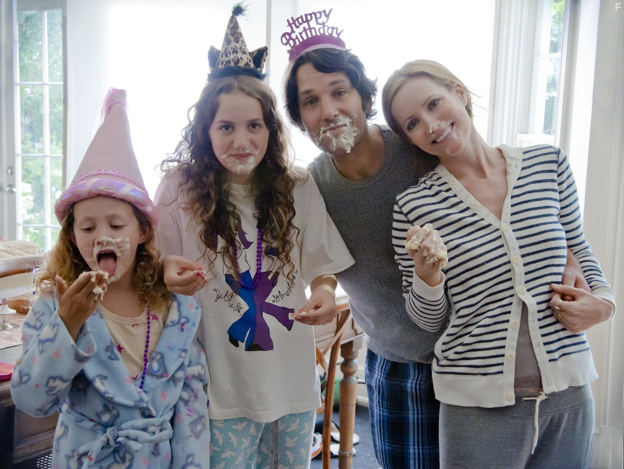 Leslie Mann, Paul Rudd, Maude Apatow, and Iris Apatow in Любовь по-взрослому (2012)