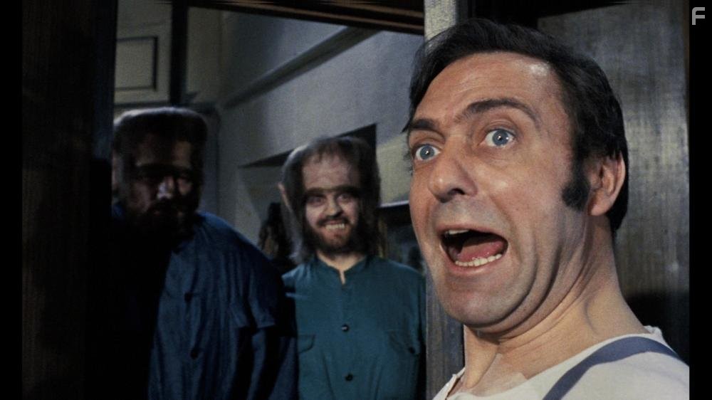 Harry H. Corbett, Billy Cornelius, and Tom Clegg in Так держать... Продолжаем кричать! (1966)