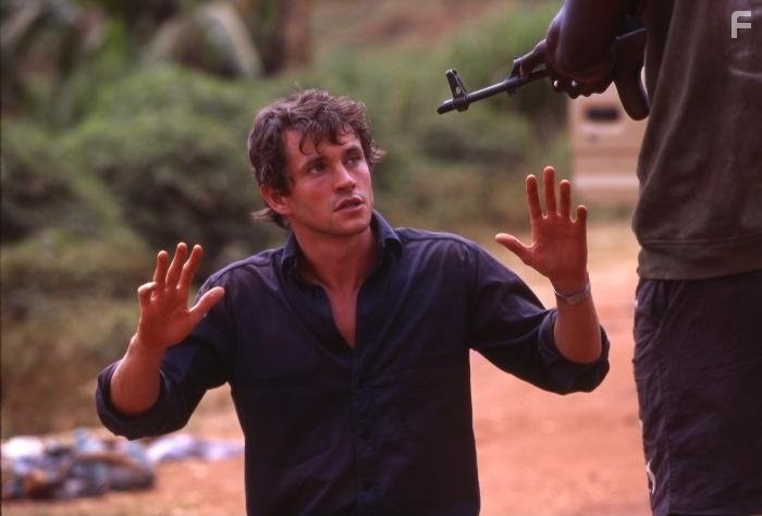 Hugh Dancy in Отстреливая собак (2005)