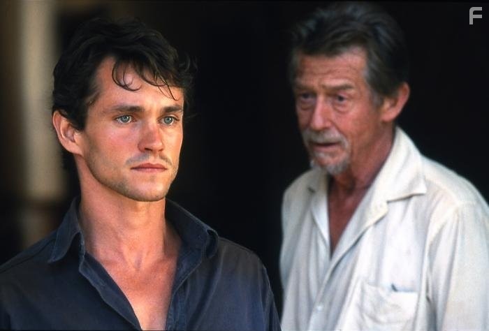 John Hurt and Hugh Dancy in Отстреливая собак (2005)