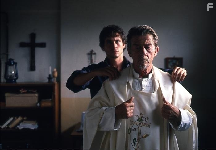 John Hurt and Hugh Dancy in Отстреливая собак (2005)