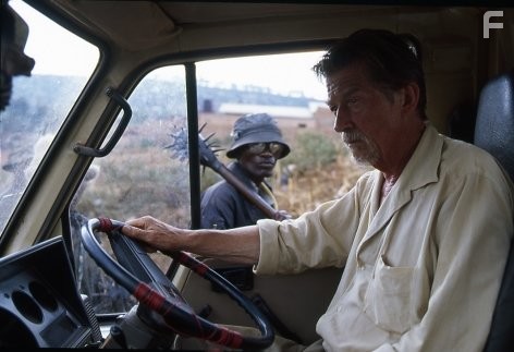 John Hurt and Hugh Dancy in Отстреливая собак (2005)