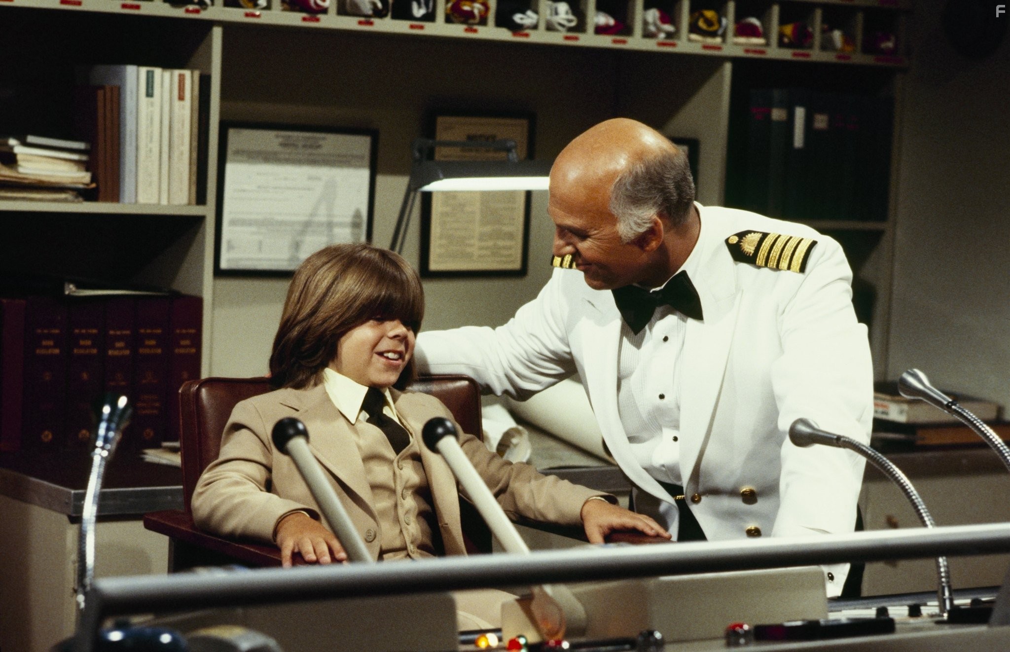 Gavin MacLeod and Adam Rich in Лодка любви (1977)