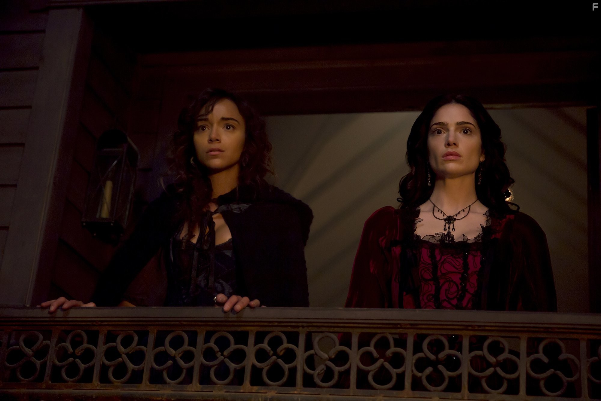 Ashley Madekwe and Janet Montgomery in Салем (2014)