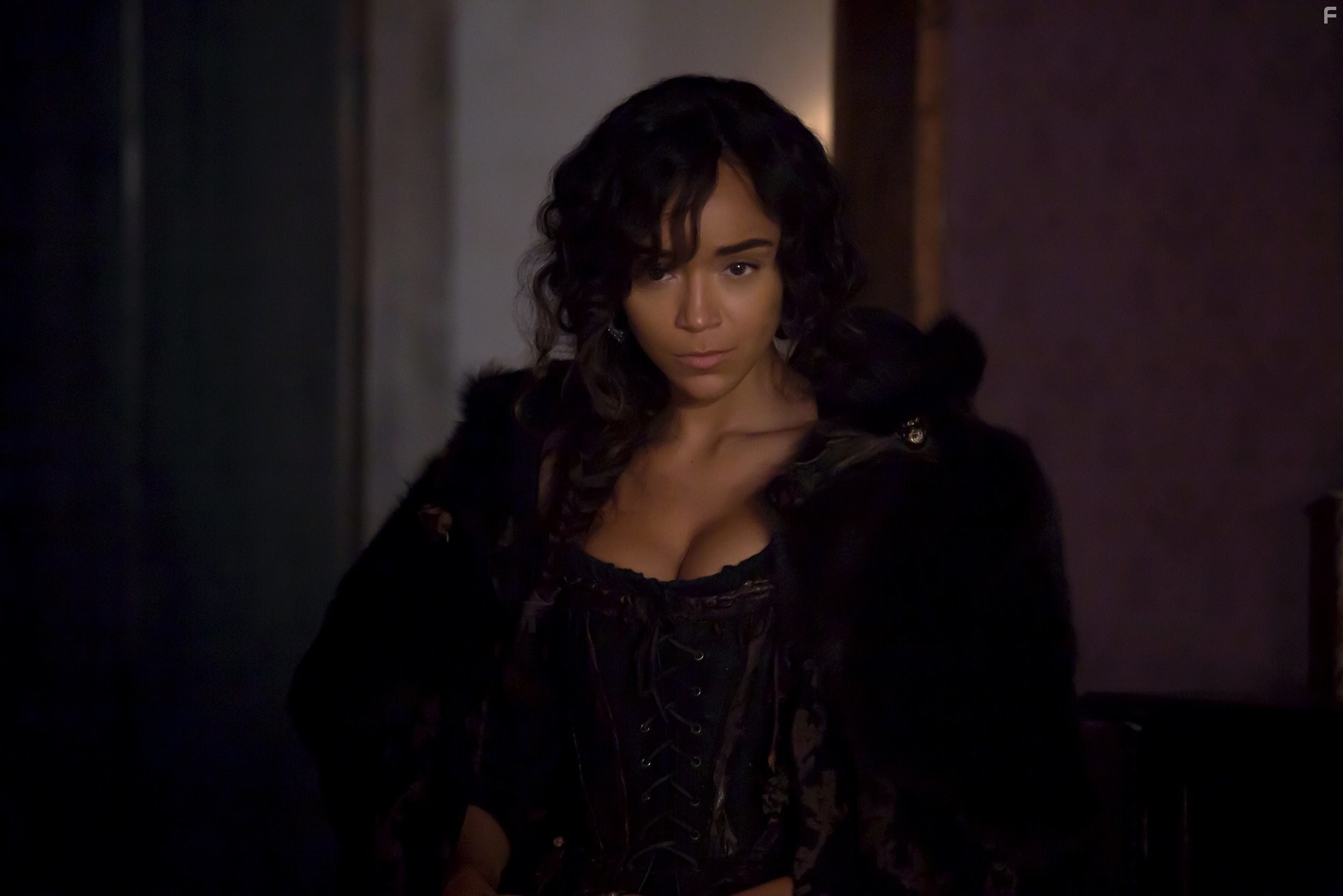 Ashley Madekwe in Салем (2014)