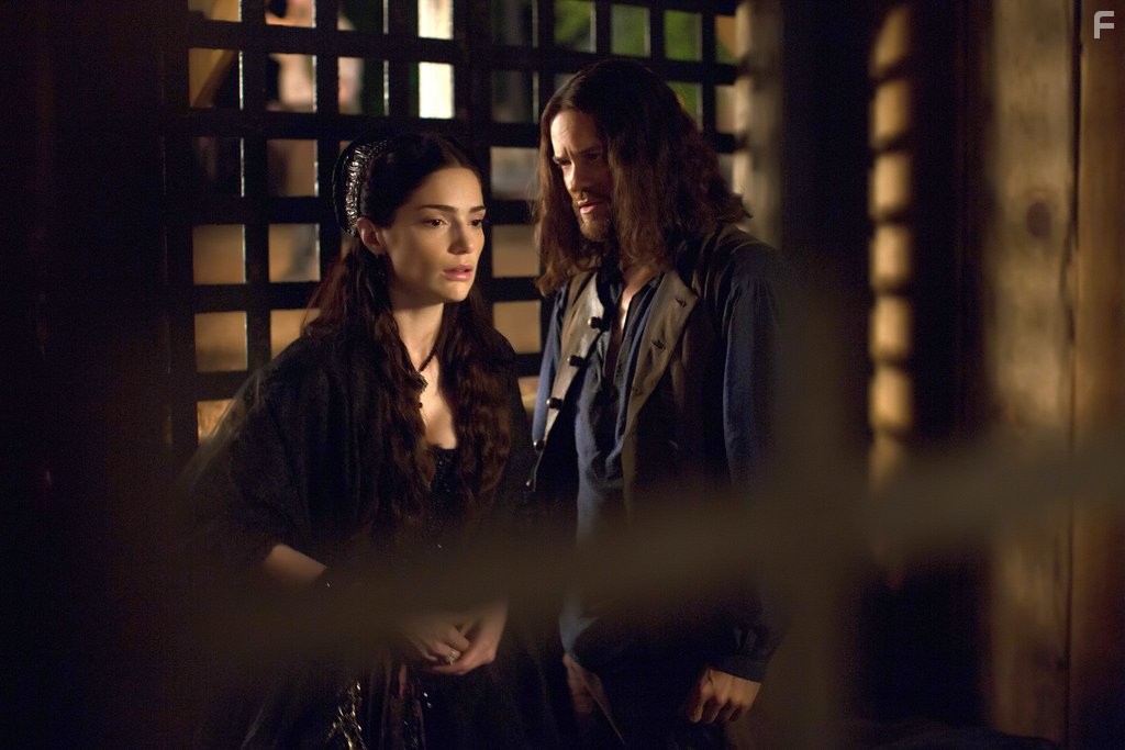 Shane West and Janet Montgomery in Салем (2014)