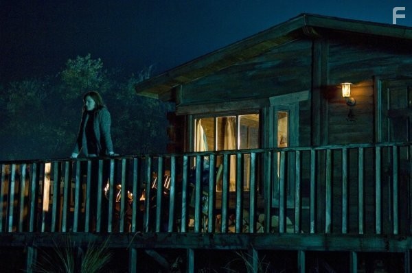 Daisy Betts in Неизвестные лица (2010)