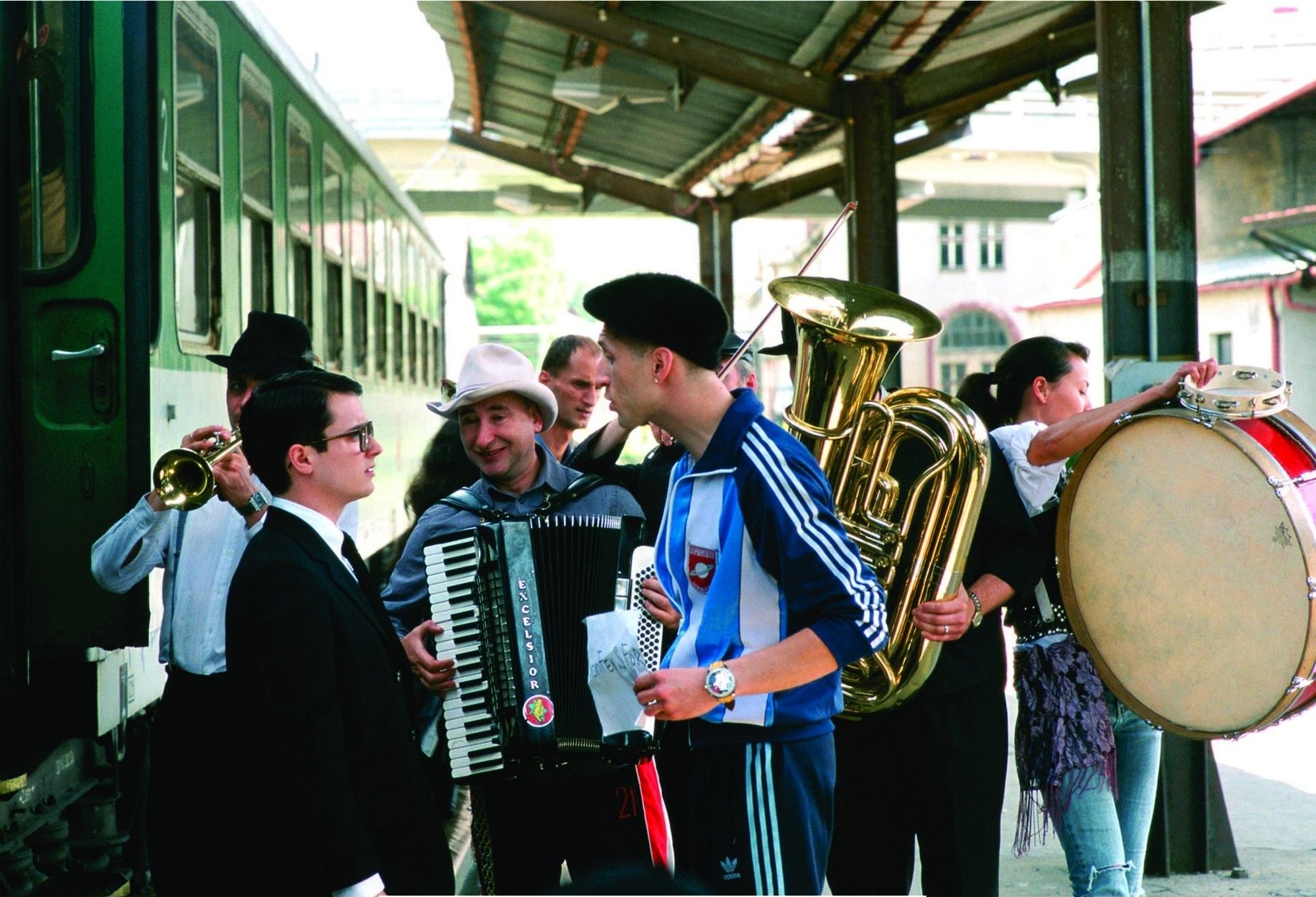 Elijah Wood and Eugene Hutz in Свет вокруг (2005)