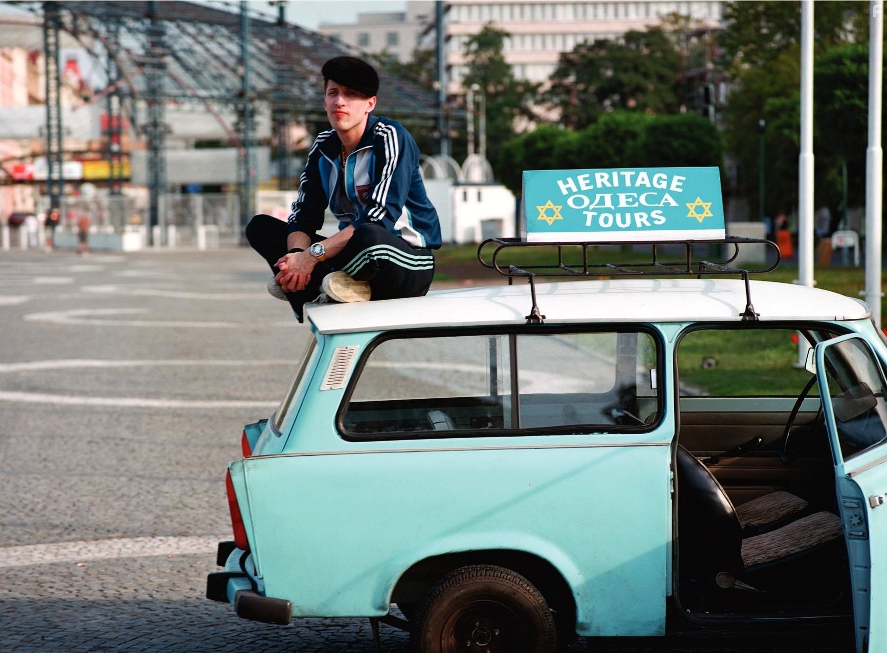 Eugene Hutz in Свет вокруг (2005)