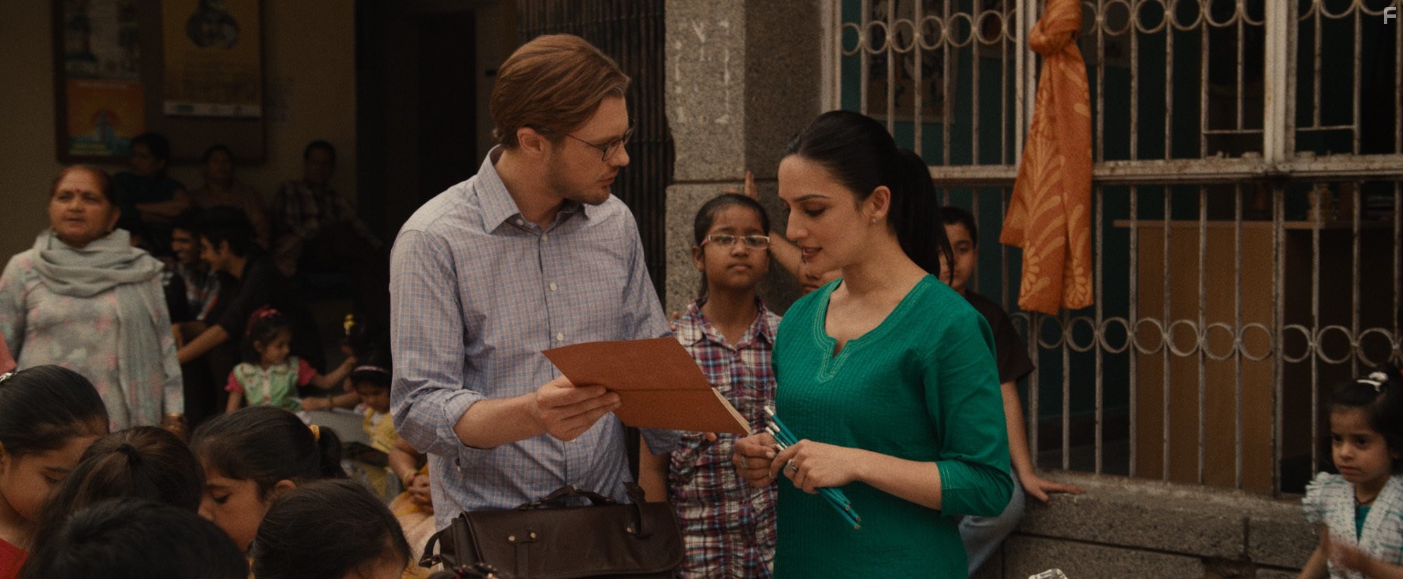 Archie Panjabi and Michael Pitt in Я - начало (2014)