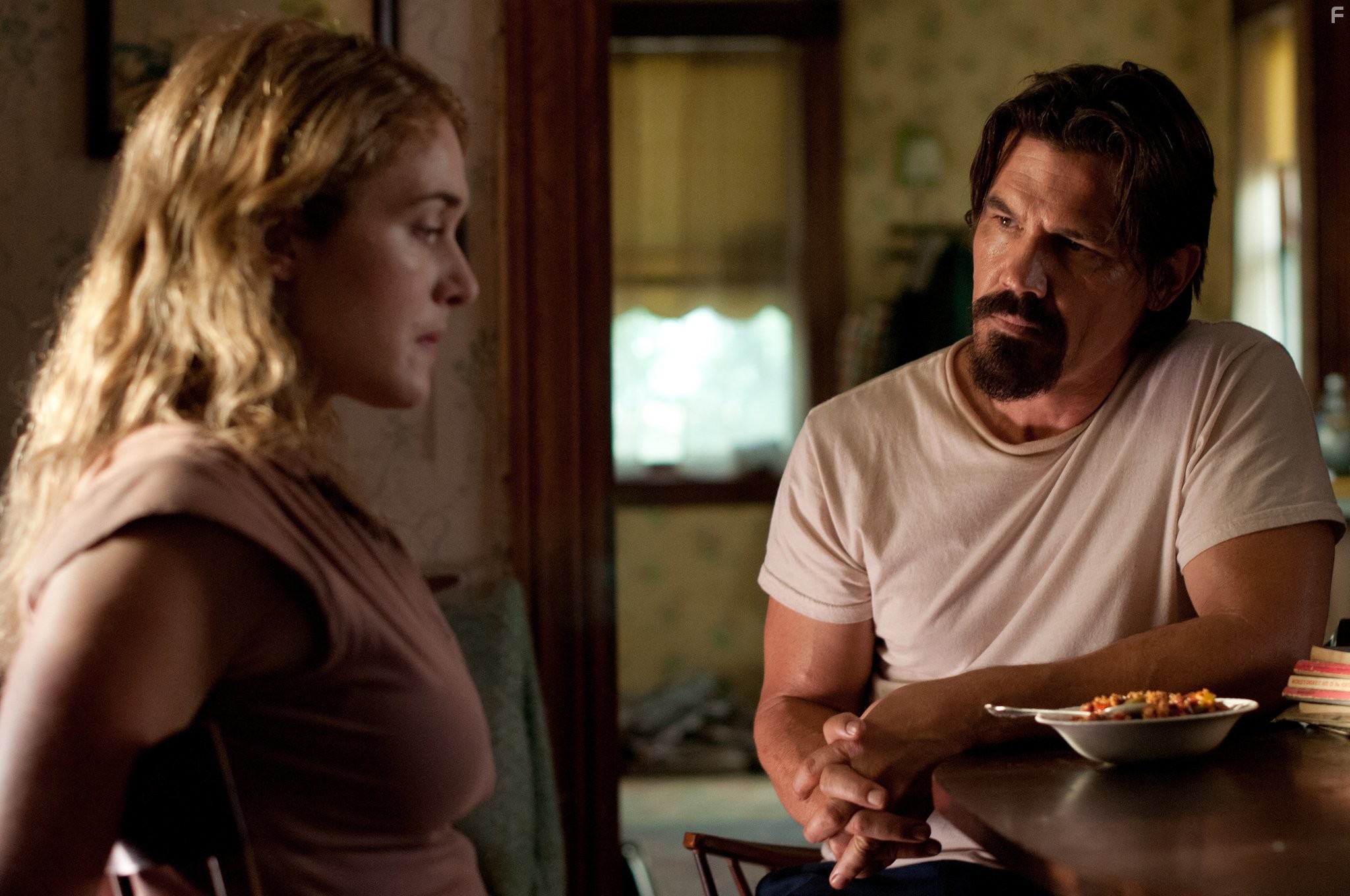 Kate Winslet and Josh Brolin in День труда (2013)