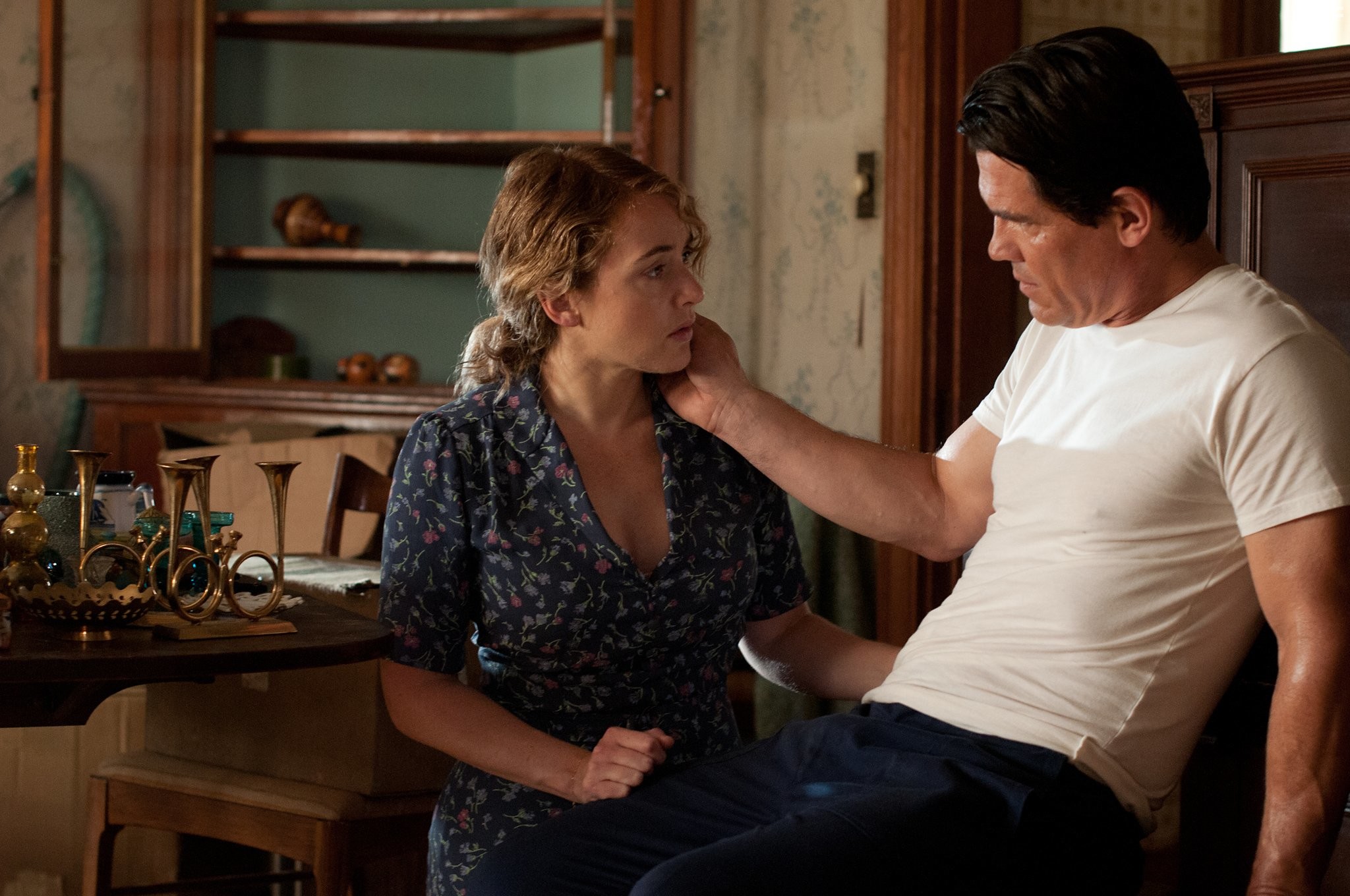 Kate Winslet and Josh Brolin in День труда (2013)