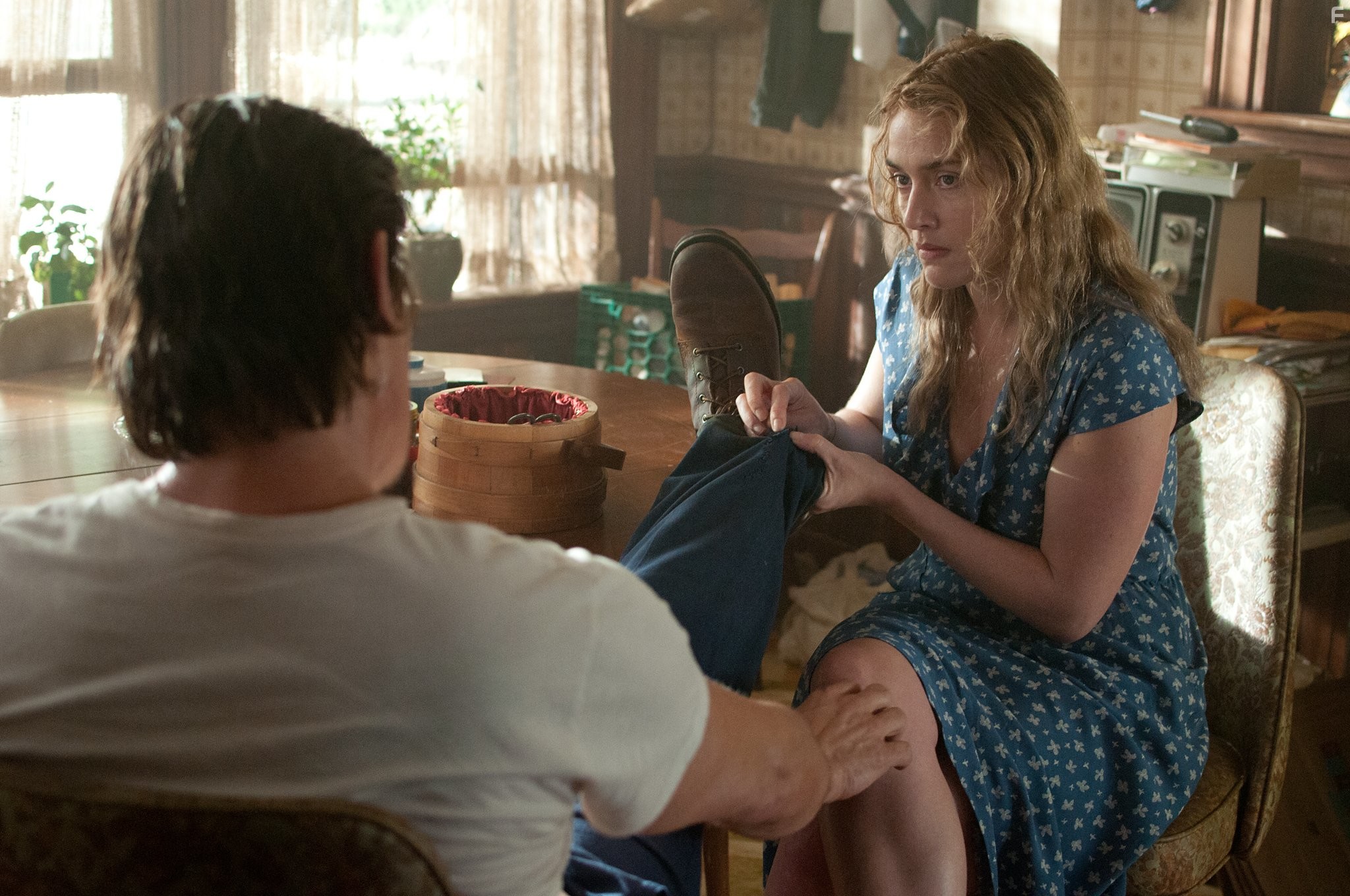 Kate Winslet and Josh Brolin in День труда (2013)