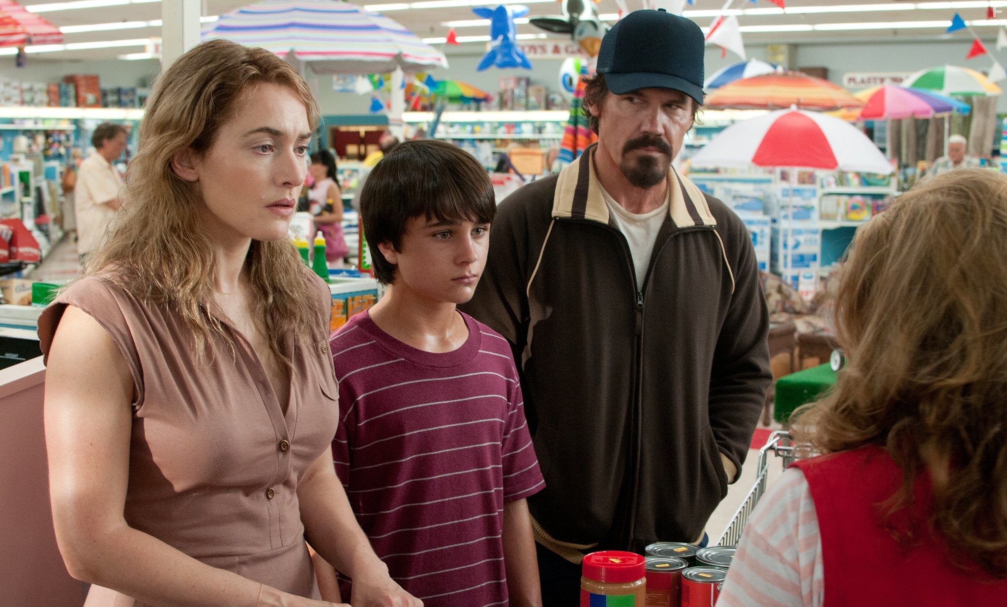 Kate Winslet, Josh Brolin, and Gattlin Griffith in День труда (2013)