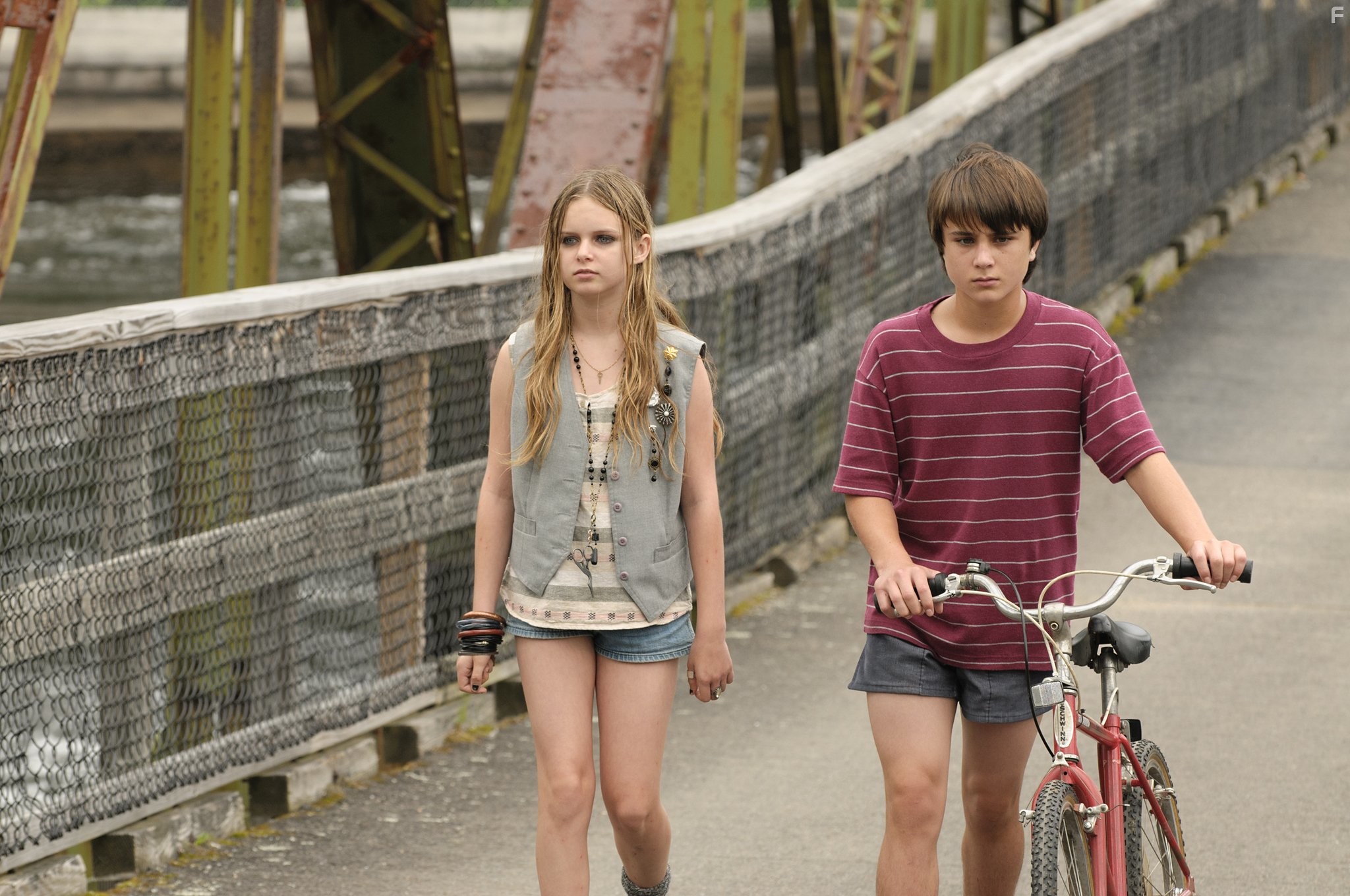 Gattlin Griffith and Brighid Fleming in День труда (2013)