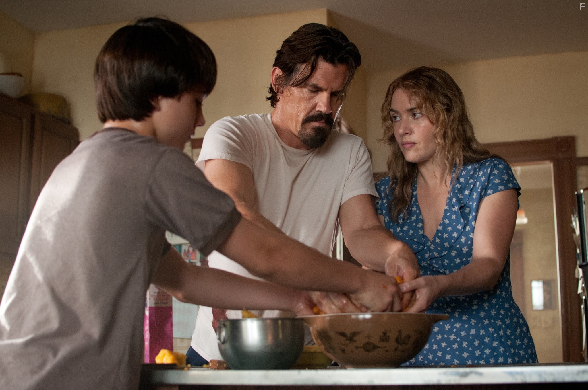 Kate Winslet, Josh Brolin, and Gattlin Griffith in День труда (2013)