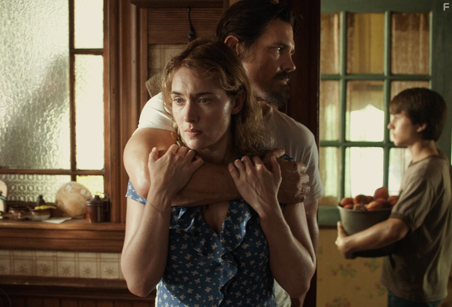 Kate Winslet, Josh Brolin, and Gattlin Griffith in День труда (2013)