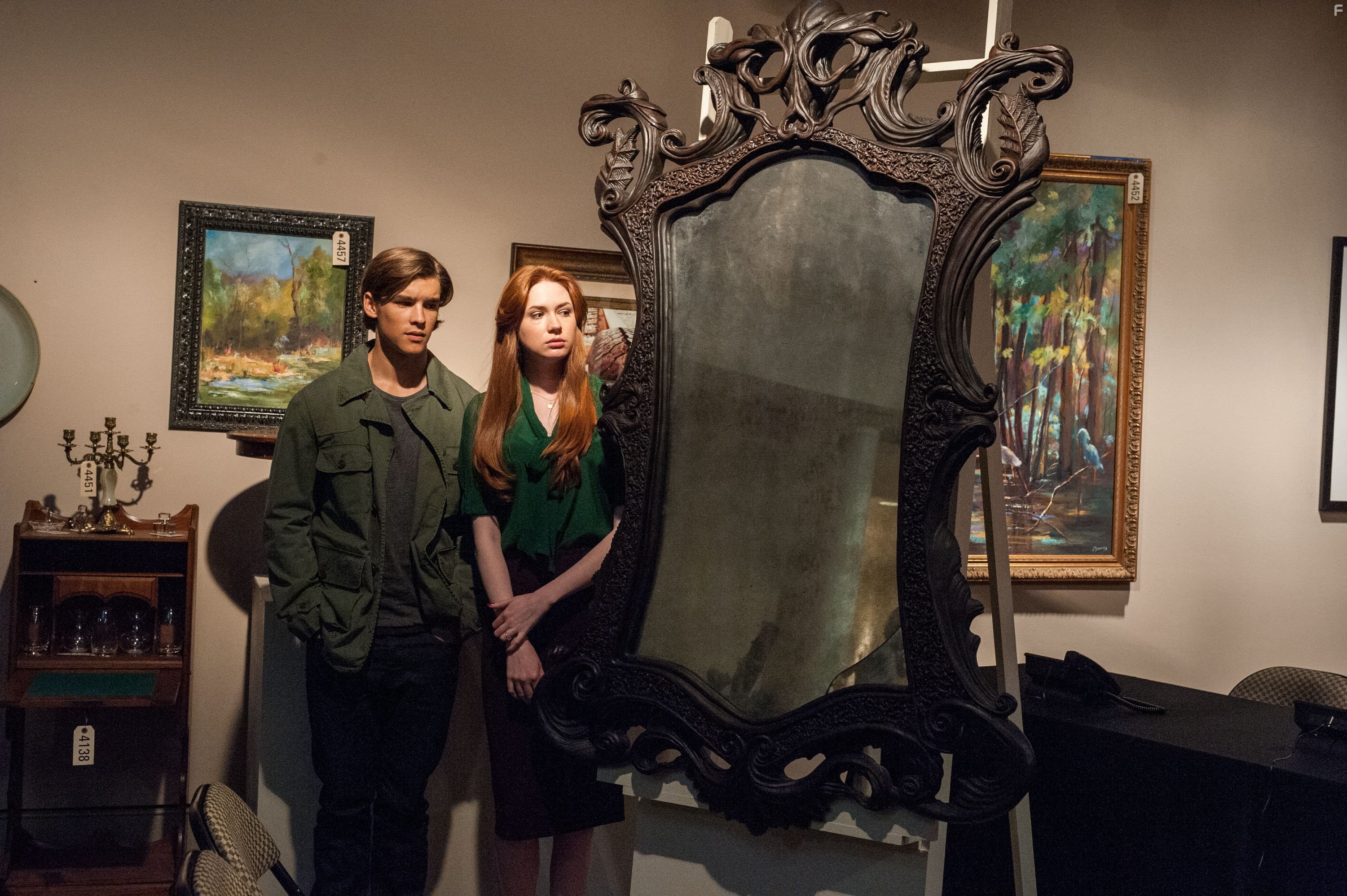 Karen Gillan and Brenton Thwaites in Окулус (2013)