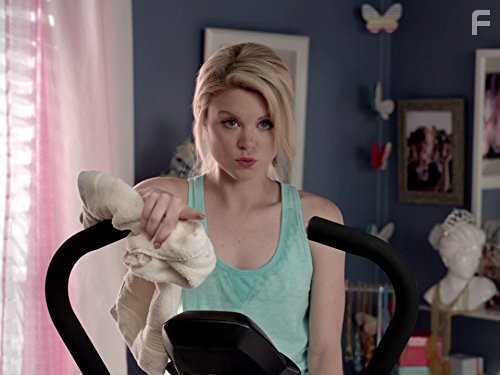 Bailey De Young in Фальсификация (2014)