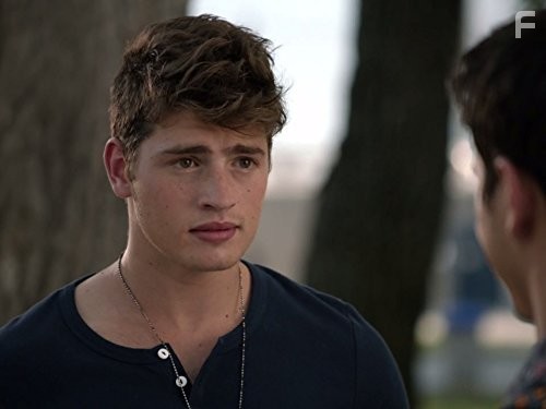 Gregg Sulkin in Фальсификация (2014)