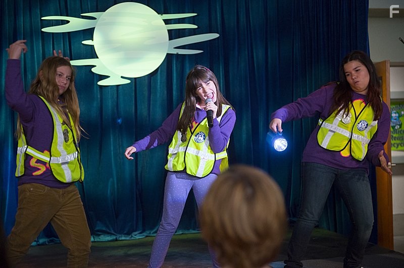 Madison De La Garza, Sara Rodier, and Grace Kaufman in Плохая училка (2014)