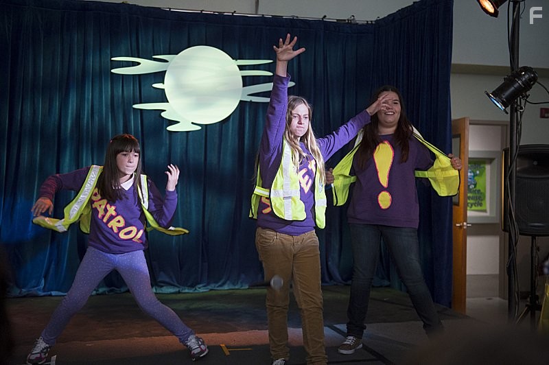 Madison De La Garza, Sara Rodier, and Grace Kaufman in Плохая училка (2014)