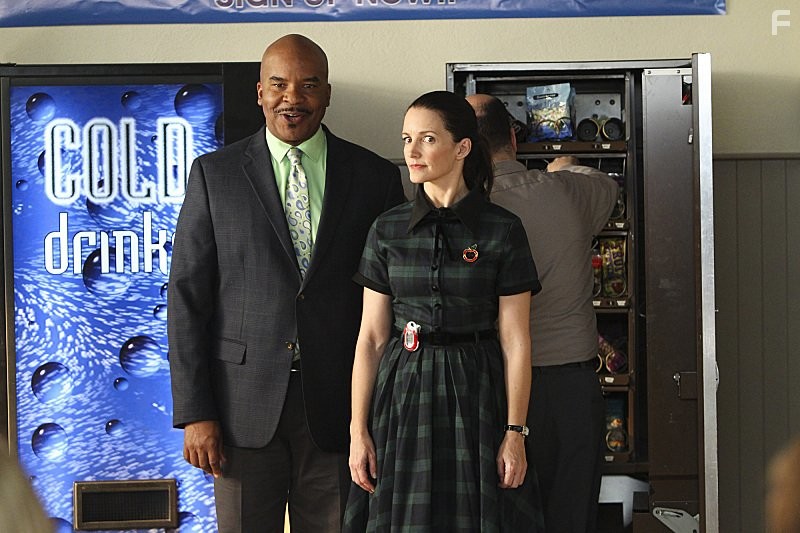 Kristin Davis and David Alan Grier in Плохая училка (2014)