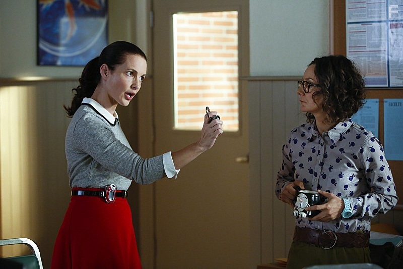 Kristin Davis and Sara Gilbert in Плохая училка (2014)