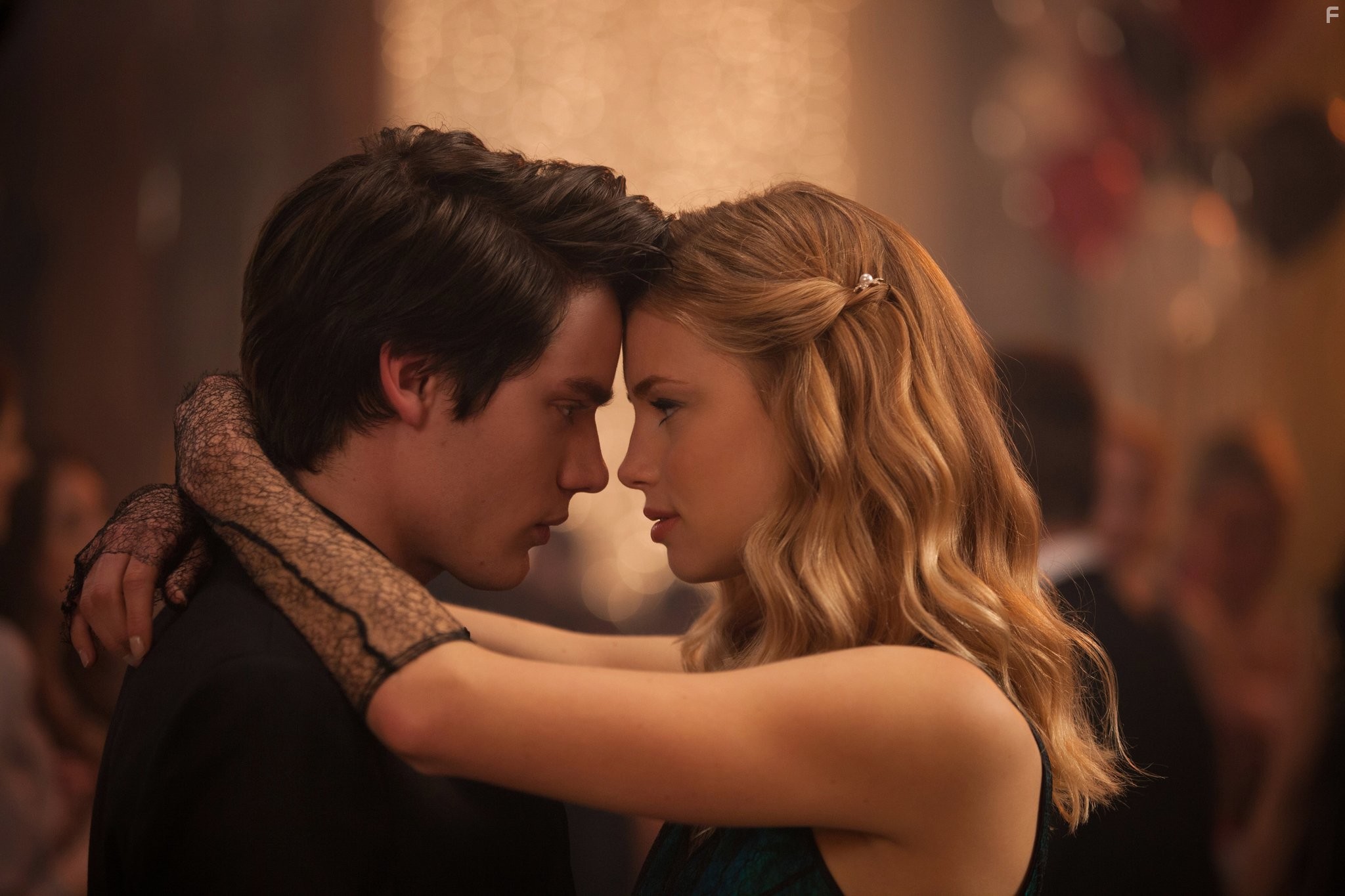 Dominic Sherwood and Lucy Fry in Академия вампиров (2014)