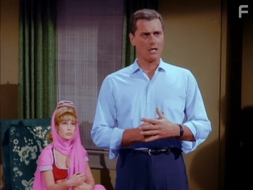 Barbara Eden and Larry Hagman in Я мечтаю о Джинни (1965)