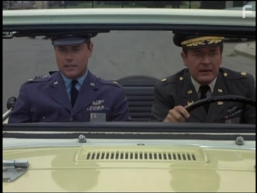 Larry Hagman and Bill Daily in Я мечтаю о Джинни (1965)