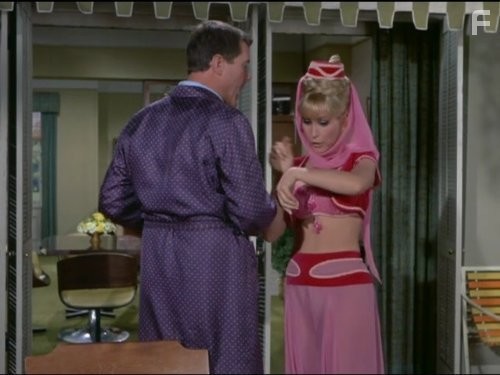 Barbara Eden and Larry Hagman in Я мечтаю о Джинни (1965)