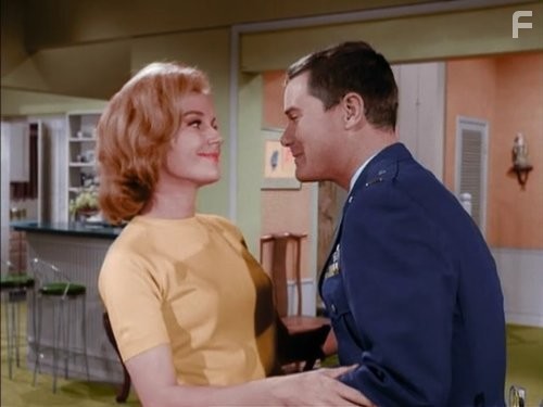 Larry Hagman and Elizabeth MacRae in Я мечтаю о Джинни (1965)