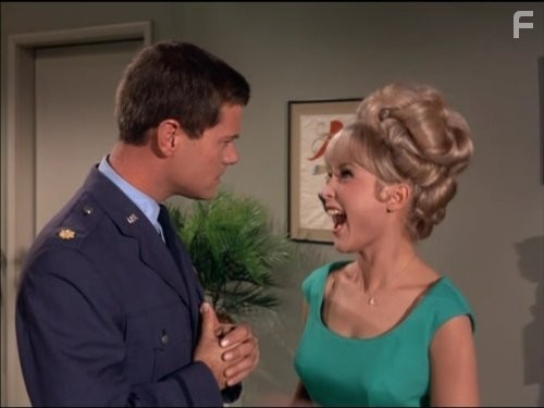 Barbara Eden and Larry Hagman in Я мечтаю о Джинни (1965)