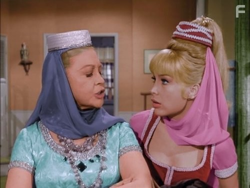 Barbara Eden and Lurene Tuttle in Я мечтаю о Джинни (1965)