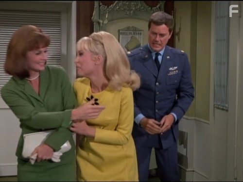 Barbara Eden, Larry Hagman, and Shannon Farnon in Я мечтаю о Джинни (1965)