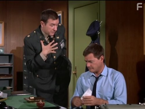 Larry Hagman and Bill Daily in Я мечтаю о Джинни (1965)
