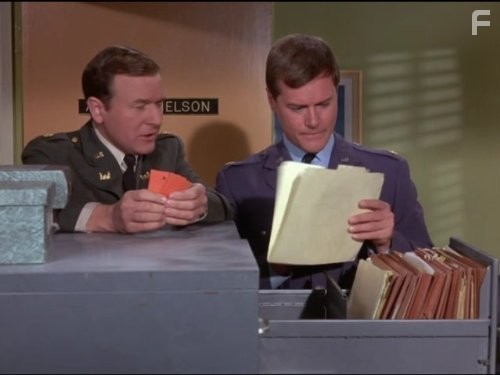 Larry Hagman and Bill Daily in Я мечтаю о Джинни (1965)