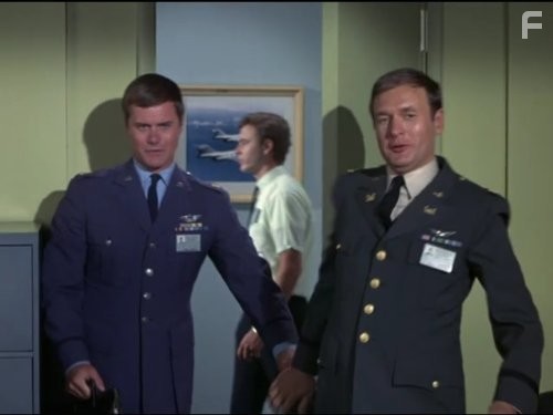 Larry Hagman and Bill Daily in Я мечтаю о Джинни (1965)