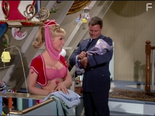 Barbara Eden and Larry Hagman in Я мечтаю о Джинни (1965)