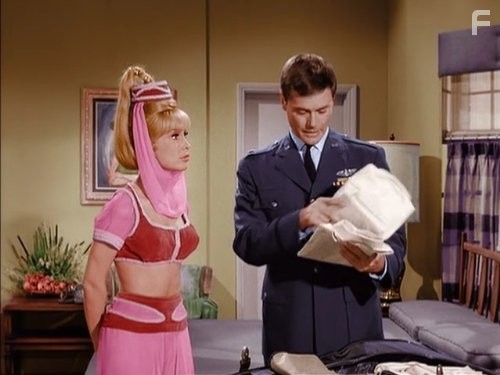 Barbara Eden and Larry Hagman in Я мечтаю о Джинни (1965)