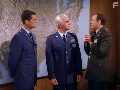 Larry Hagman, Bill Daily, and Byron Morrow in Я мечтаю о Джинни (1965)