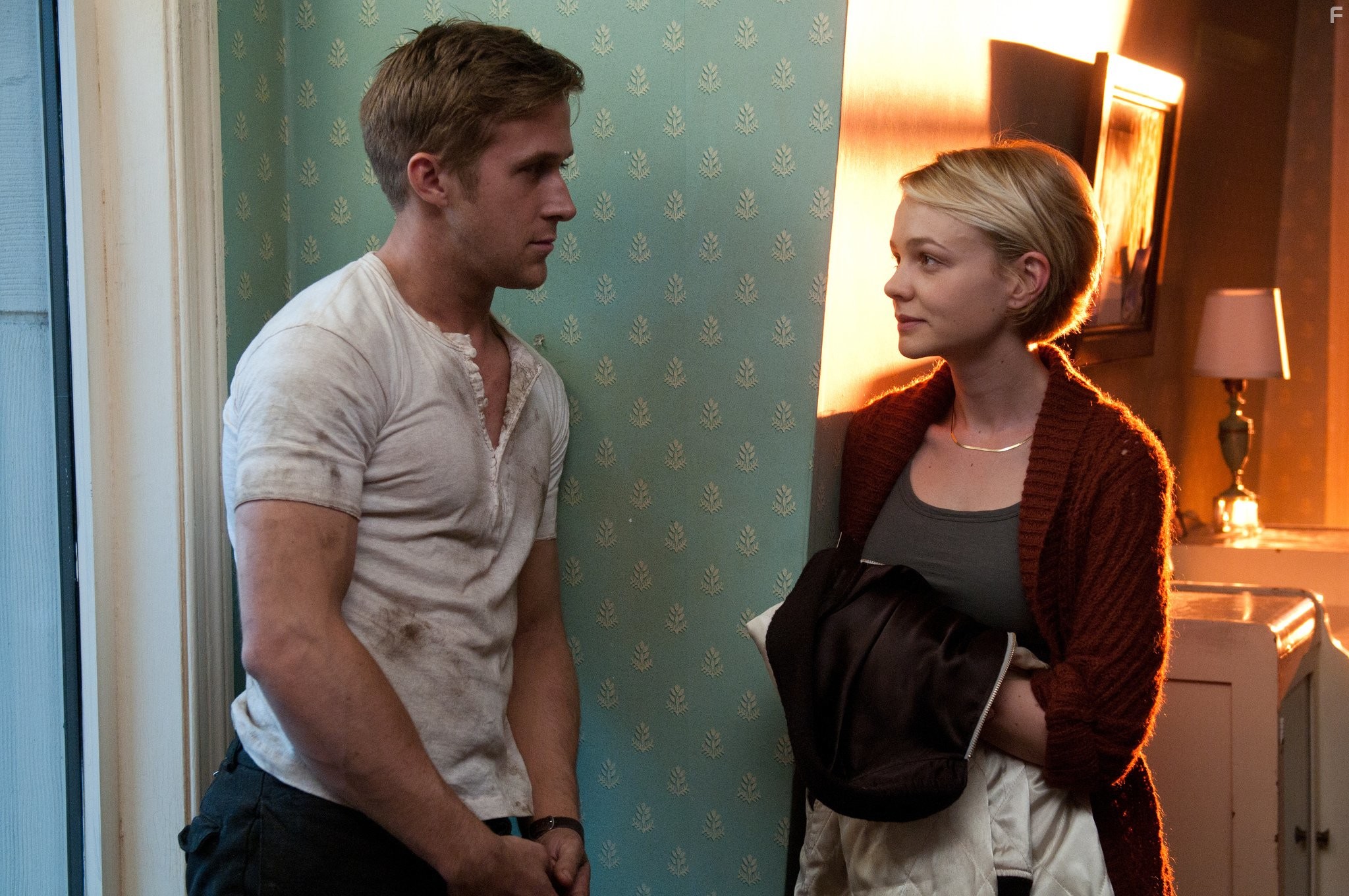 Ryan Gosling and Carey Mulligan in Драйв (2011)